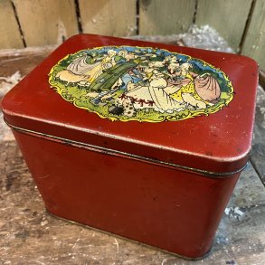 Gammel rd metaldse med motiv 