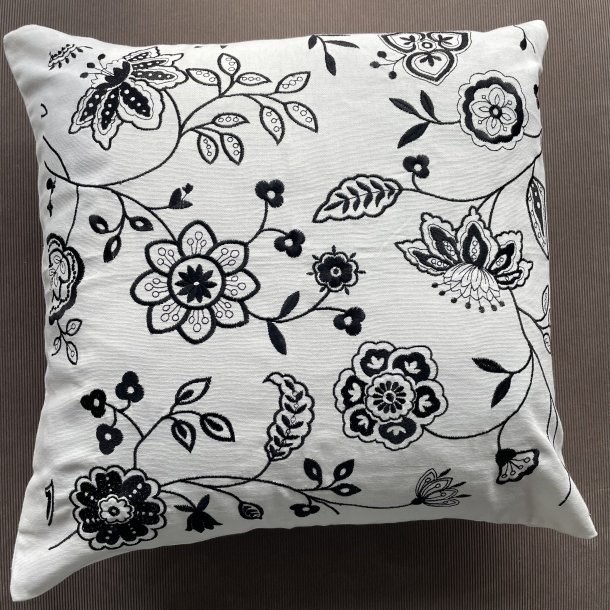 Blomstret pudebetr�k hvid/sort 