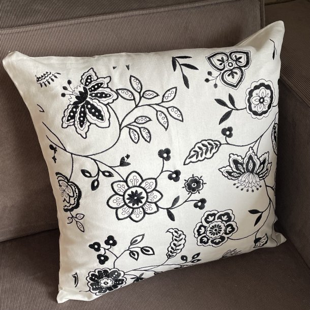 Blomstret pudebetr�k hvid/sort 