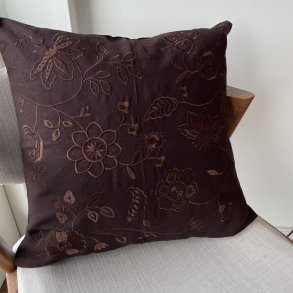 M�rkebrunt pudebetr�k m. blomster 