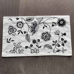 Blomstret pudebetr�k hvid/sort 