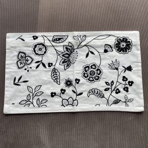 Blomstret pudebetr�k hvid/sort 