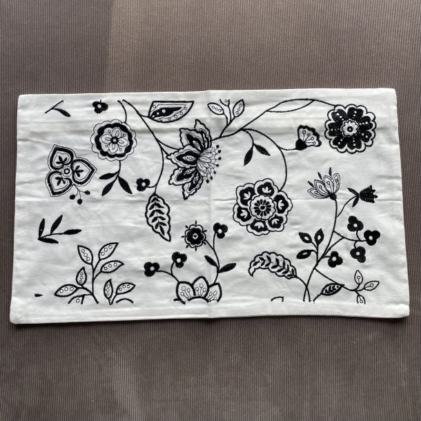 Blomstret pudebetr�k hvid/sort 