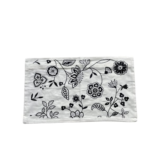 Blomstret pudebetr�k hvid/sort 