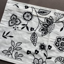 Blomstret pudebetr�k hvid/sort 