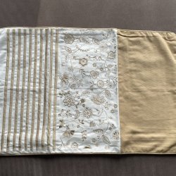 Guld pudebetr�k m. blomster &amp; striber 