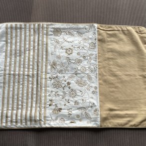 Guld pudebetr�k m. blomster & striber 