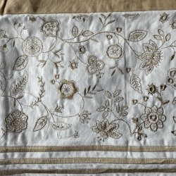 Guld pudebetr�k m. blomster &amp; striber 