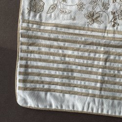 Guld pudebetr�k m. blomster &amp; striber 