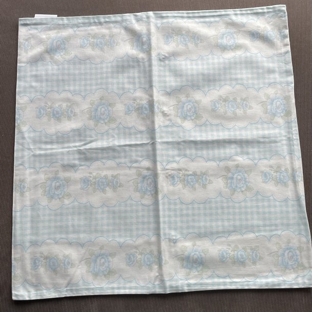 Blomstret pudebetr�k bl�/hvid 