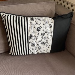 Fyldt pude m. striber &amp; blomster 