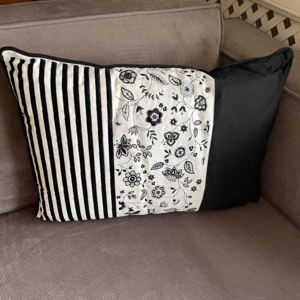 Fyldt pude m. striber &amp; blomster 