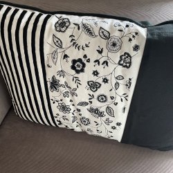 Fyldt pude m. striber &amp; blomster 