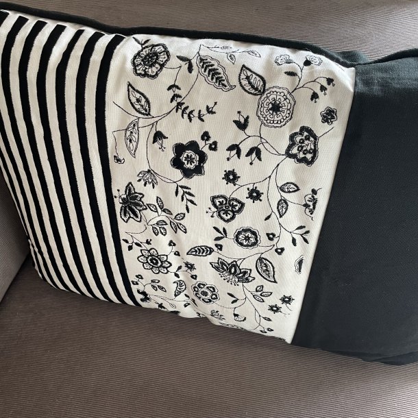 Fyldt pude m. striber &amp; blomster 